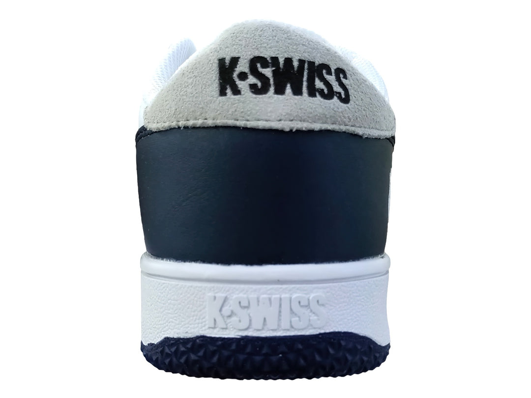 Tenis K-SWISS blancos con detalles en azul marino y gris, diseño de corte bajo y suela blanca.