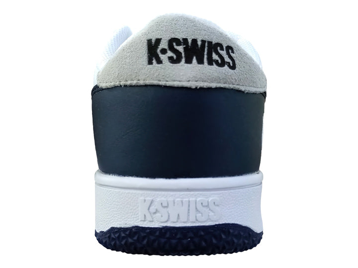 Tenis K-SWISS blancos con detalles en azul marino y gris, diseño de corte bajo y suela blanca.