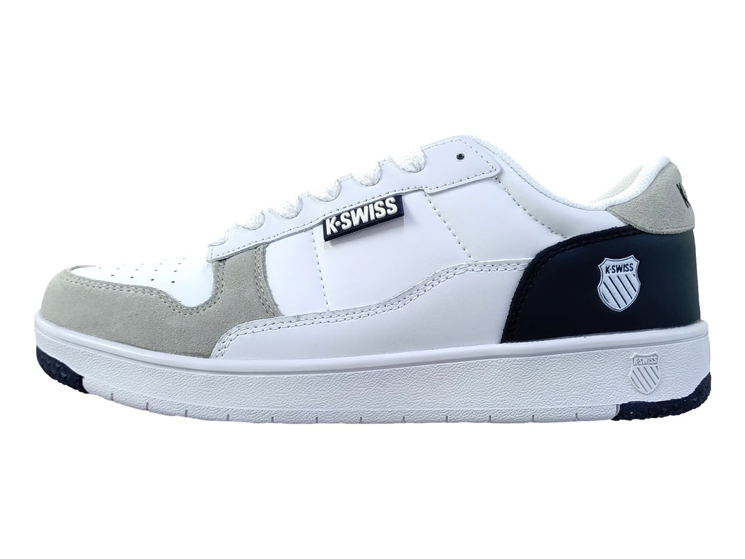 Tenis K-SWISS blancos con detalles en azul marino y gris, diseño de corte bajo y suela blanca.