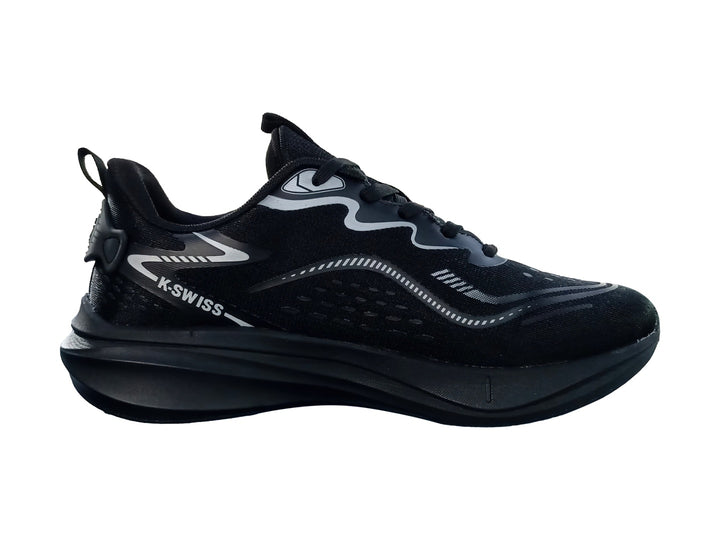 Tenis deportivos K-Swiss color negro con detalles en gris y suela negra.