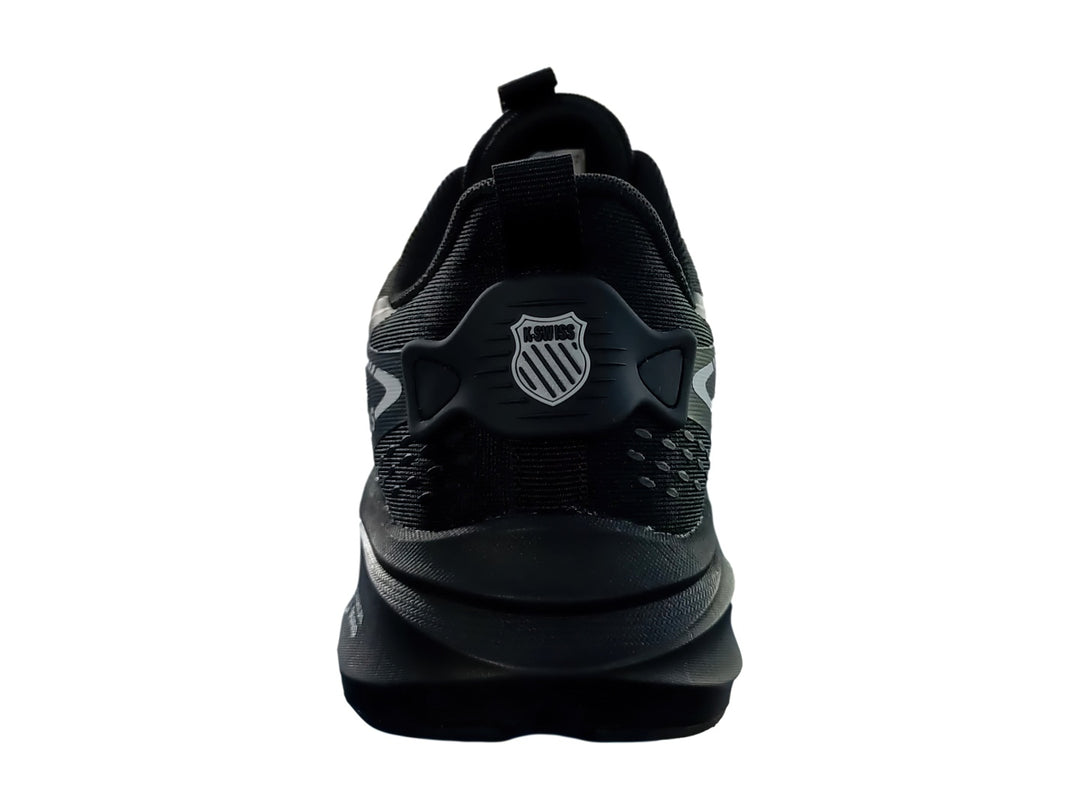 Tenis deportivos K-Swiss color negro con detalles en gris y suela negra.