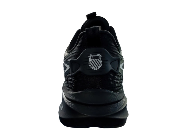 Tenis deportivos K-Swiss color negro con detalles en gris y suela negra.