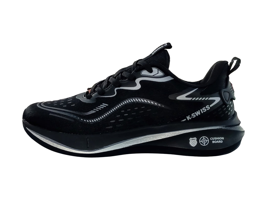 Tenis deportivos K-Swiss color negro con detalles en gris y suela negra.