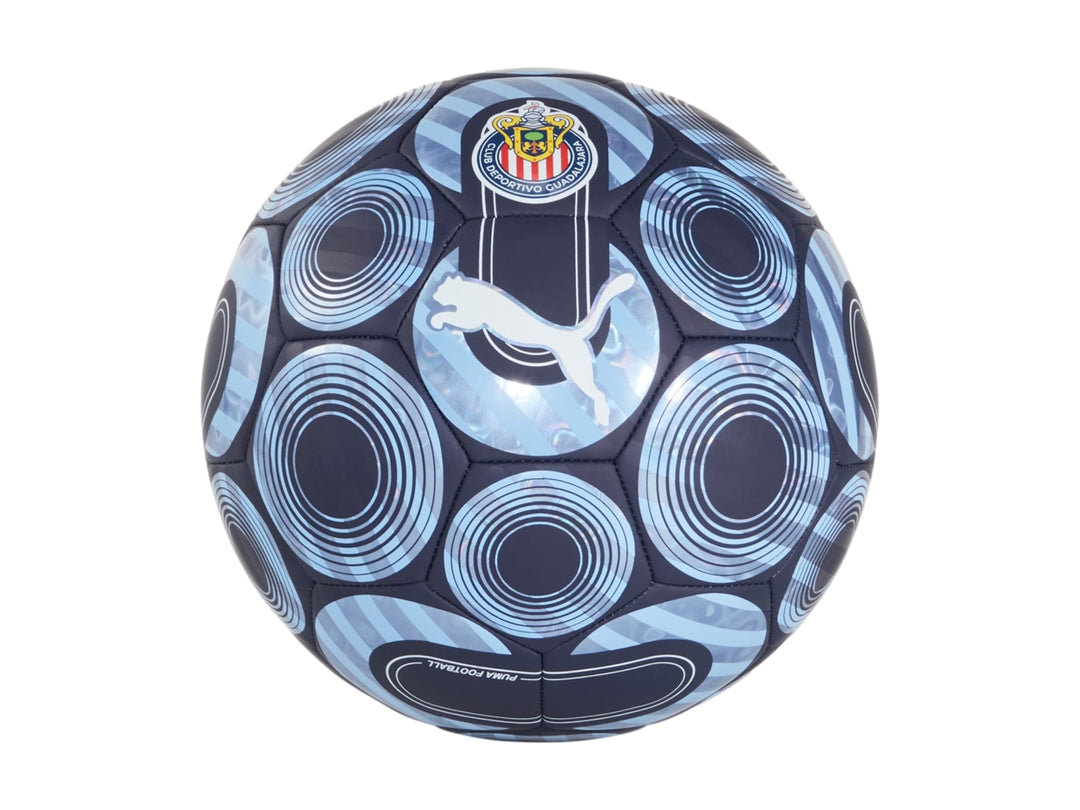 Balón de fútbol PUMA en colores azul marino y azul claro con el escudo del Club Deportivo Guadalajara.