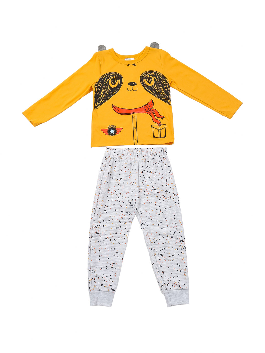Conjunto de ropa para bebé con playera mostaza estampada y pantalón jogger gris moteado.