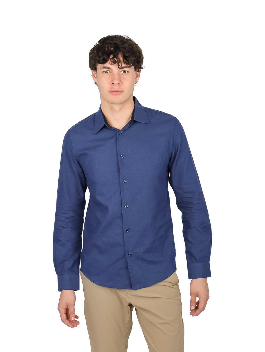 Hombre vistiendo una camisa de manga larga color azul marino y pantalones beige.