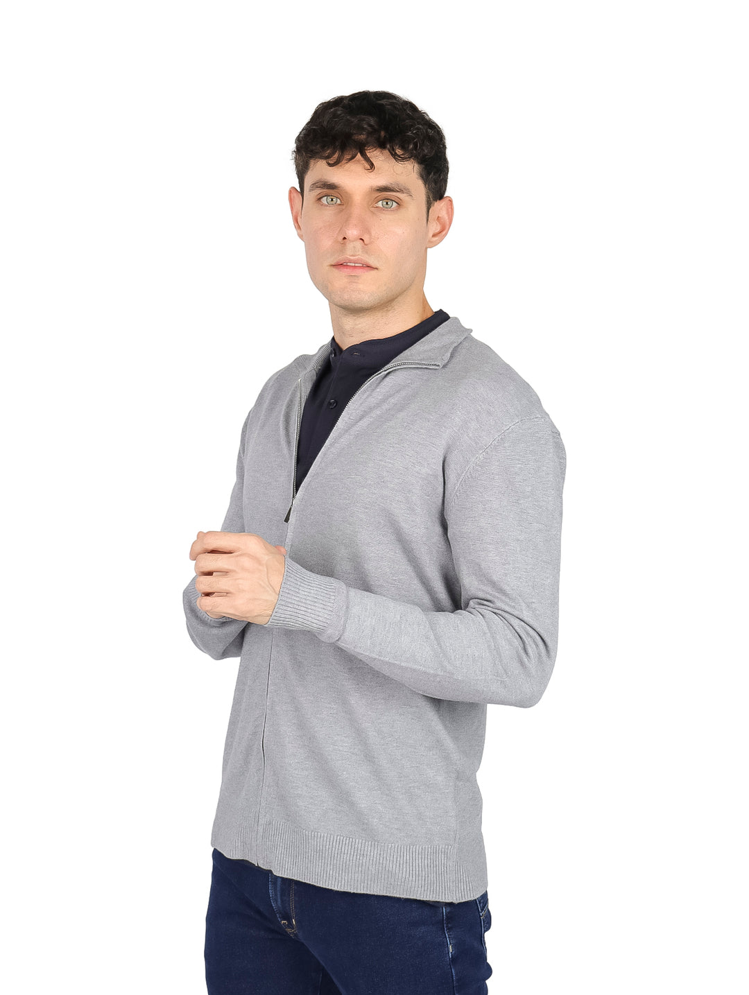Hombre vistiendo un suéter abierto de color gris de la marca BOBOIS COLLECTIONS.