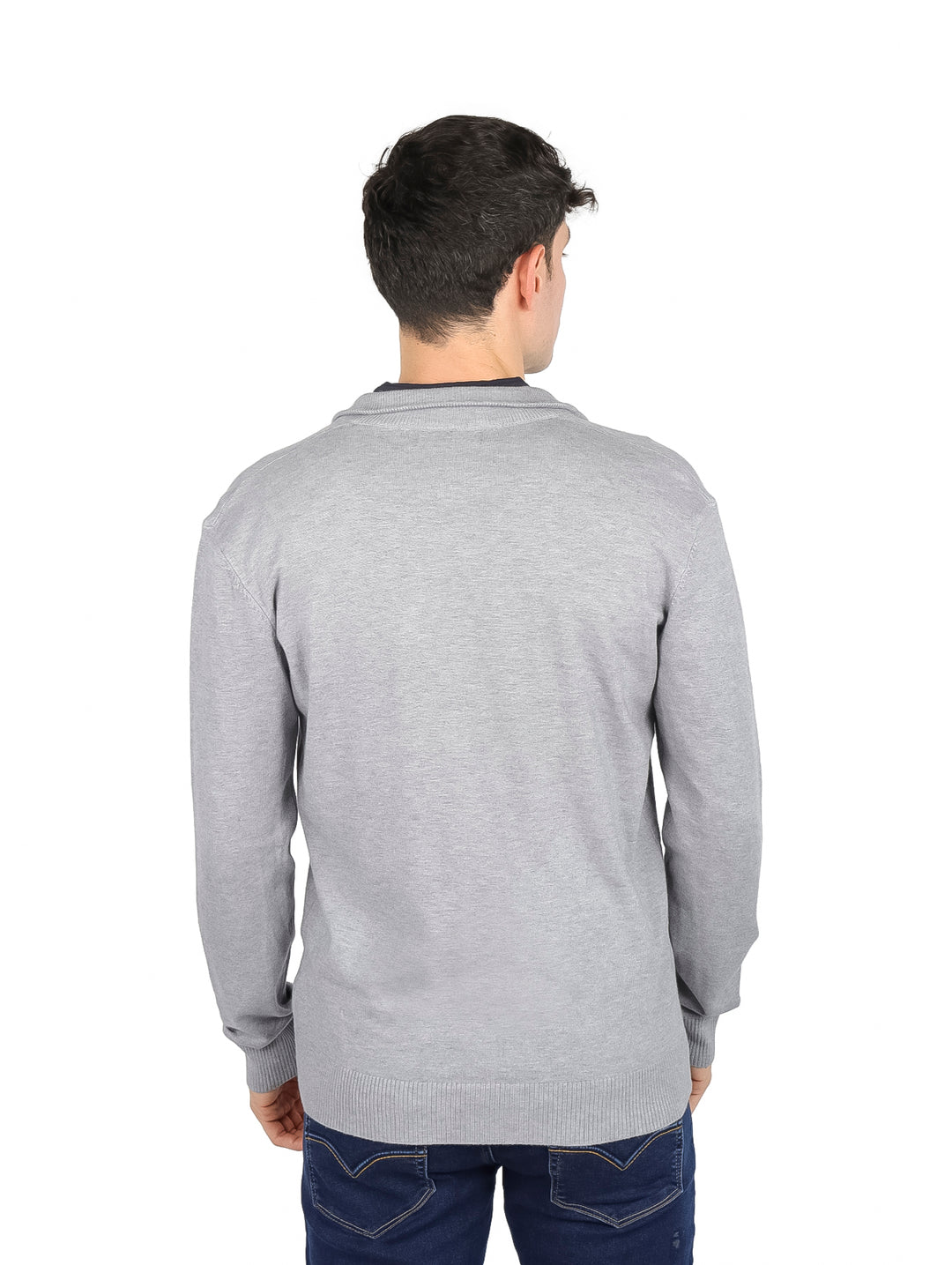 Hombre vistiendo un suéter abierto de color gris de la marca BOBOIS COLLECTIONS.