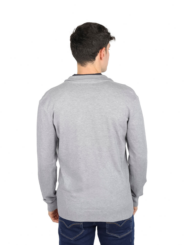 Hombre vistiendo un suéter abierto de color gris de la marca BOBOIS COLLECTIONS.