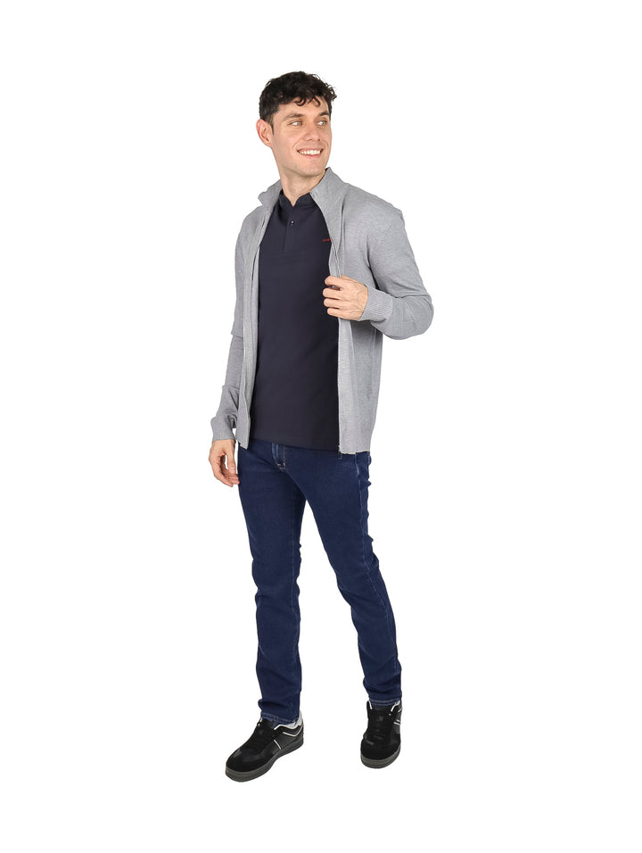 Hombre vistiendo un suéter abierto de color gris de la marca BOBOIS COLLECTIONS.