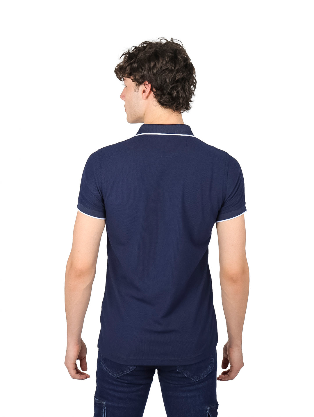 Hombre vistiendo playera tipo polo color marino con cierre y detalles blancos en el cuello y mangas.