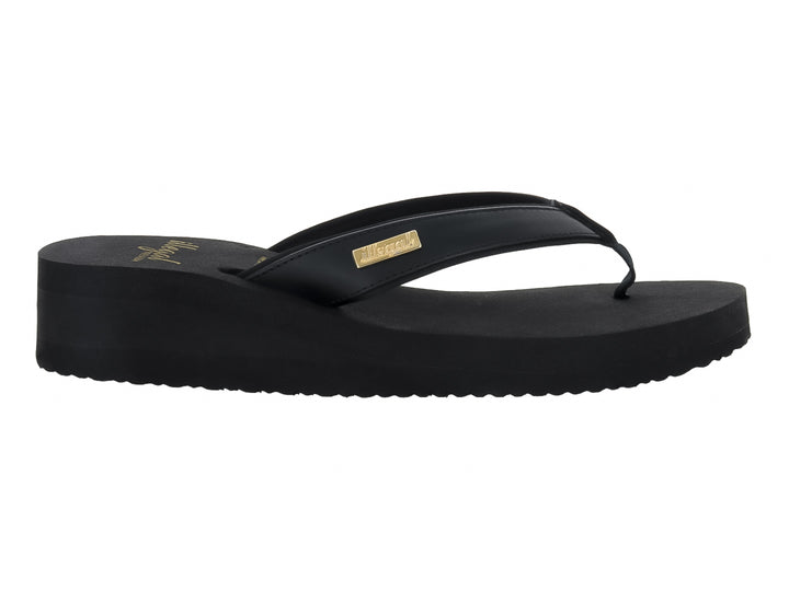 Sandalia de plataforma color negro con diseño de tira para el dedo y suela gruesa.