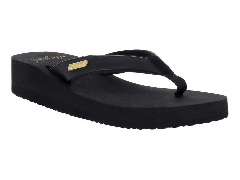Sandalia de plataforma color negro con diseño de tira para el dedo y suela gruesa.