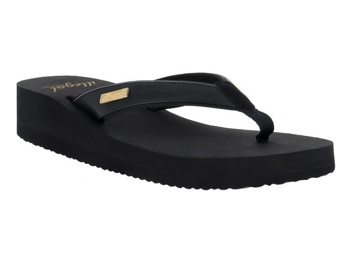 Sandalia de plataforma color negro con diseño de tira para el dedo y suela gruesa.