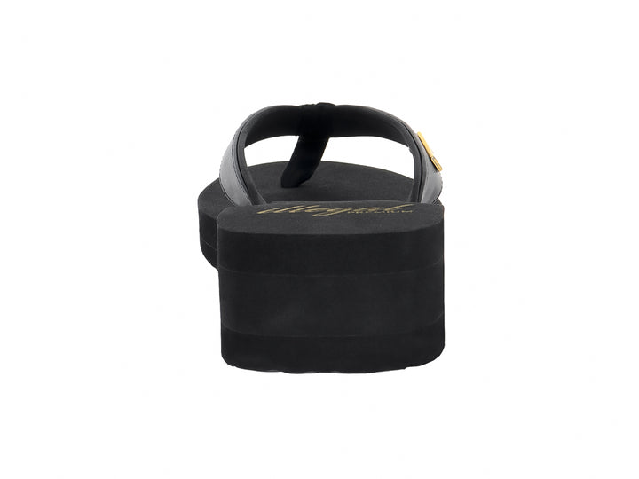 Sandalia de plataforma color negro con diseño de tira para el dedo y suela gruesa.