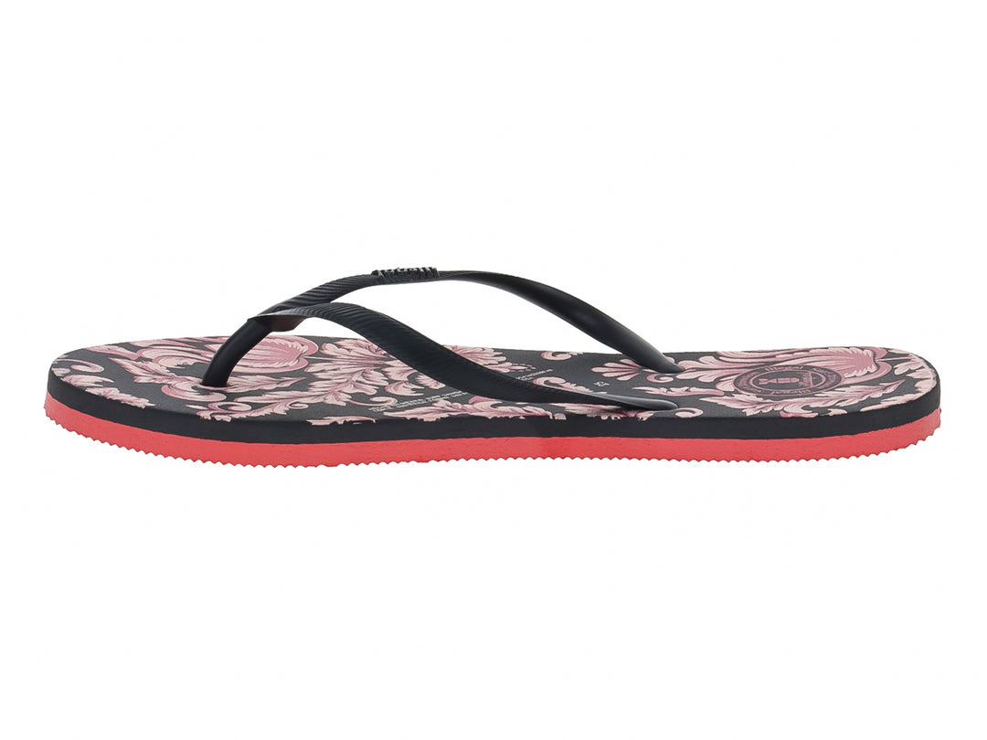Sandalias negras con estampado floral rosa y suela roja de la marca Illegal.
