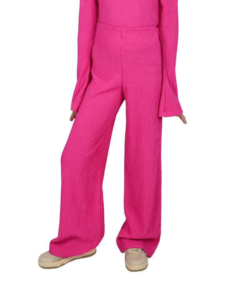 Pantalón fucsia de pierna ancha para niña con textura acanalada.