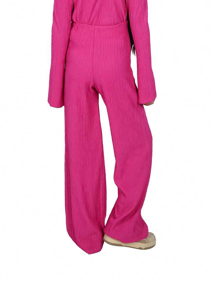 Pantalón fucsia de pierna ancha para niña con textura acanalada.