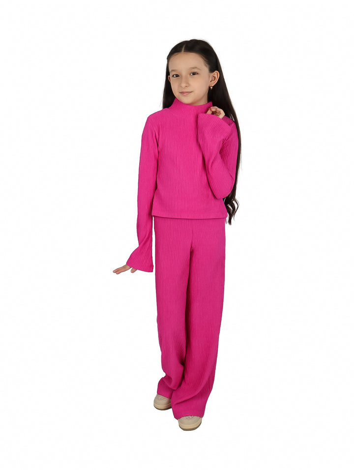 Pantalón fucsia de pierna ancha para niña con textura acanalada.