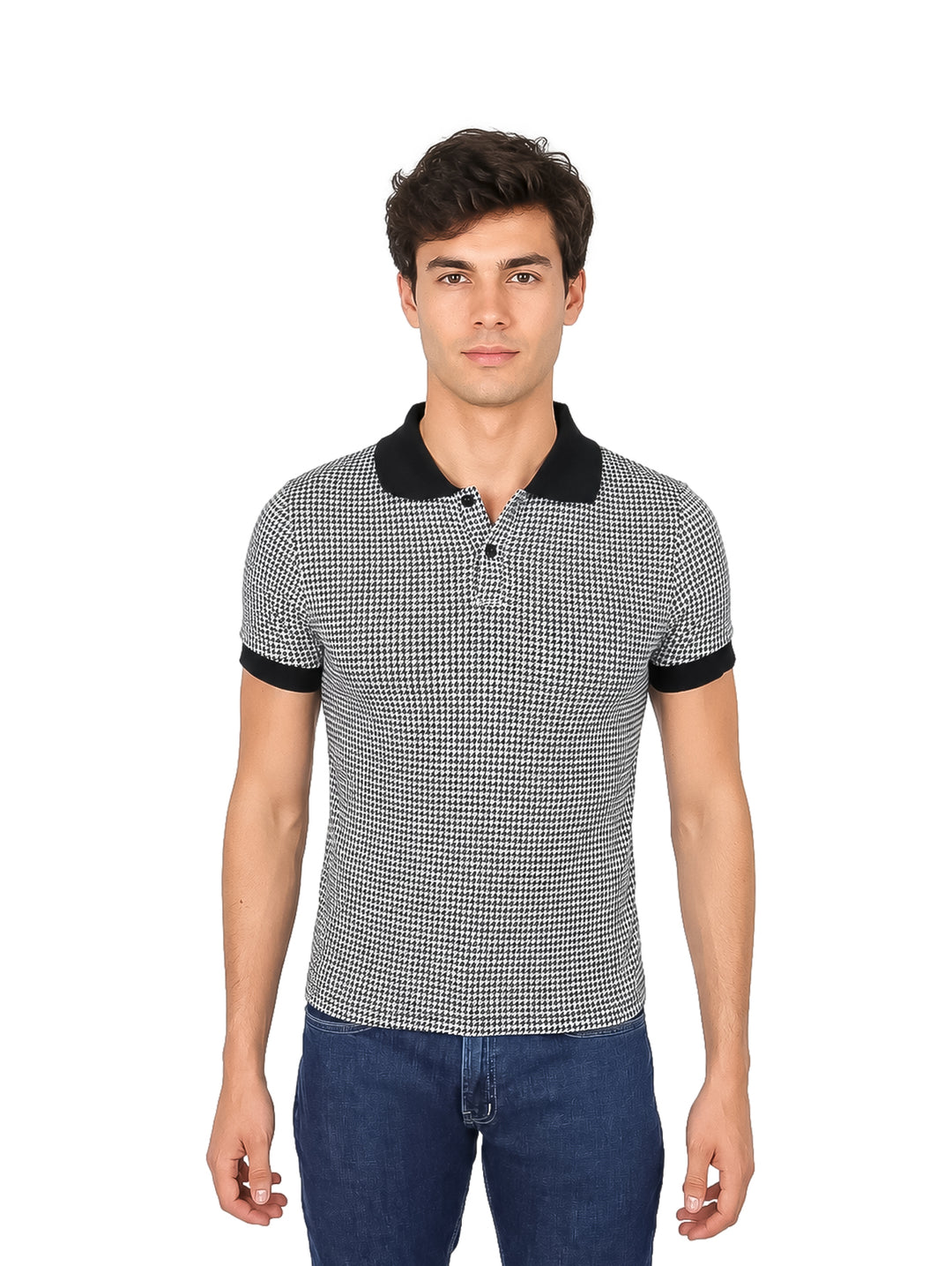 Hombre vistiendo camiseta tipo polo con estampado de cuadros pequeños en blanco y negro y cuello sólido negro.