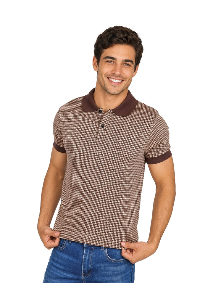 Hombre vistiendo una camiseta tipo polo marrón con estampado de cuadros pequeños y cuello sólido.