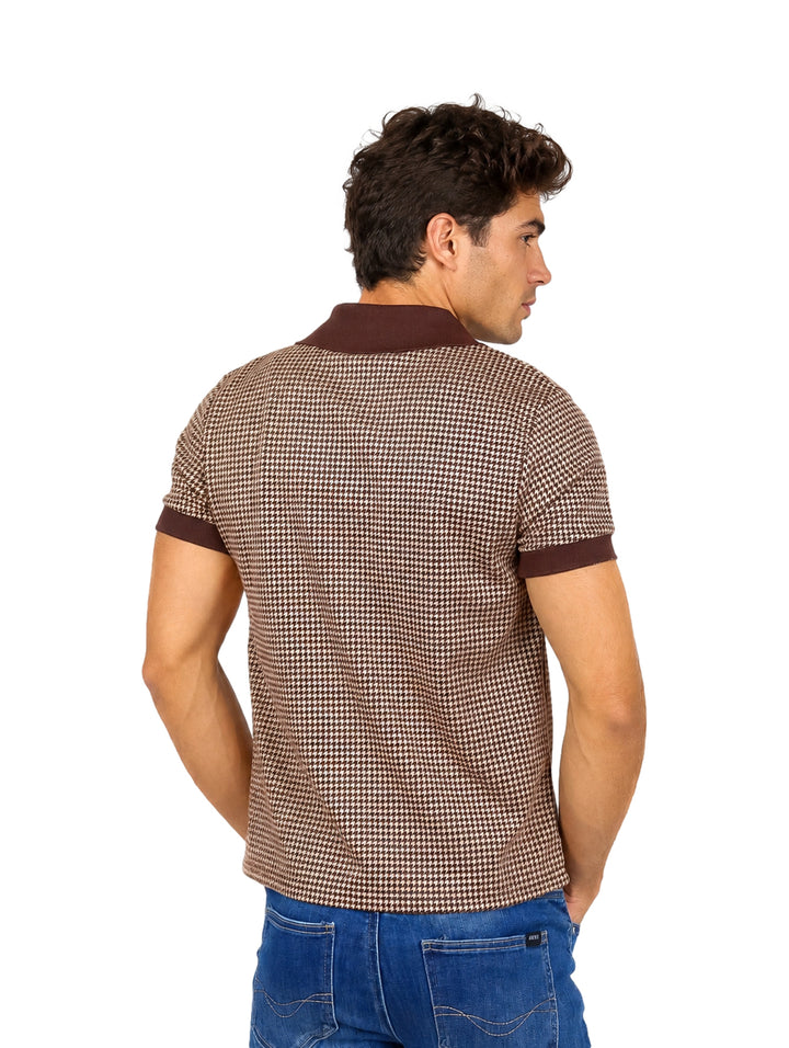 Hombre vistiendo una camiseta tipo polo marrón con estampado de cuadros pequeños y cuello sólido.