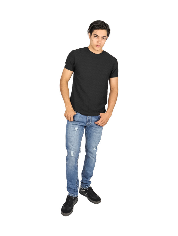 Hombre vistiendo playera negra de manga corta con textura geométrica sutil y cuello redondo.