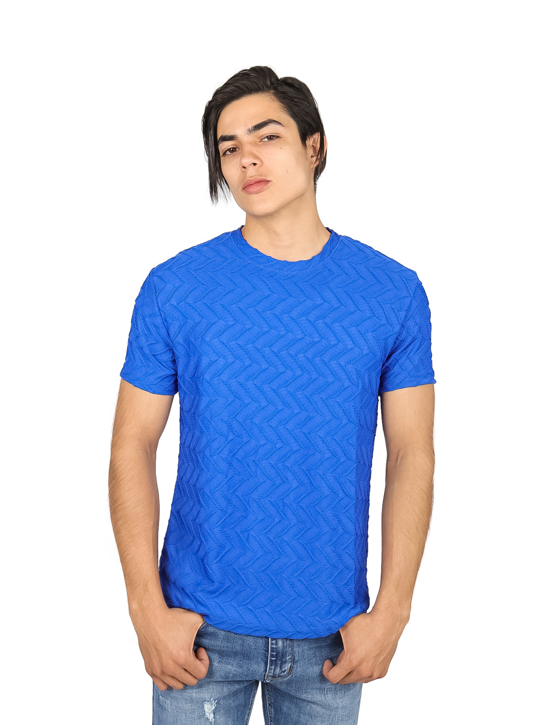 Hombre vistiendo playera azul royal de manga corta con textura geométrica en relieve y cuello redondo.