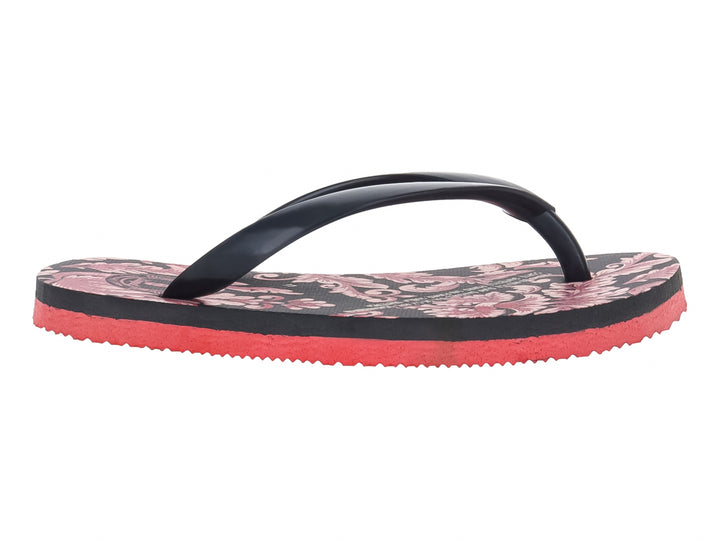 Sandalias negras con estampado floral y suela de color rojo intenso.