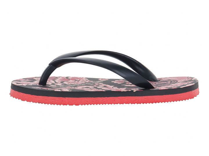 Sandalias negras con estampado floral y suela de color rojo intenso.