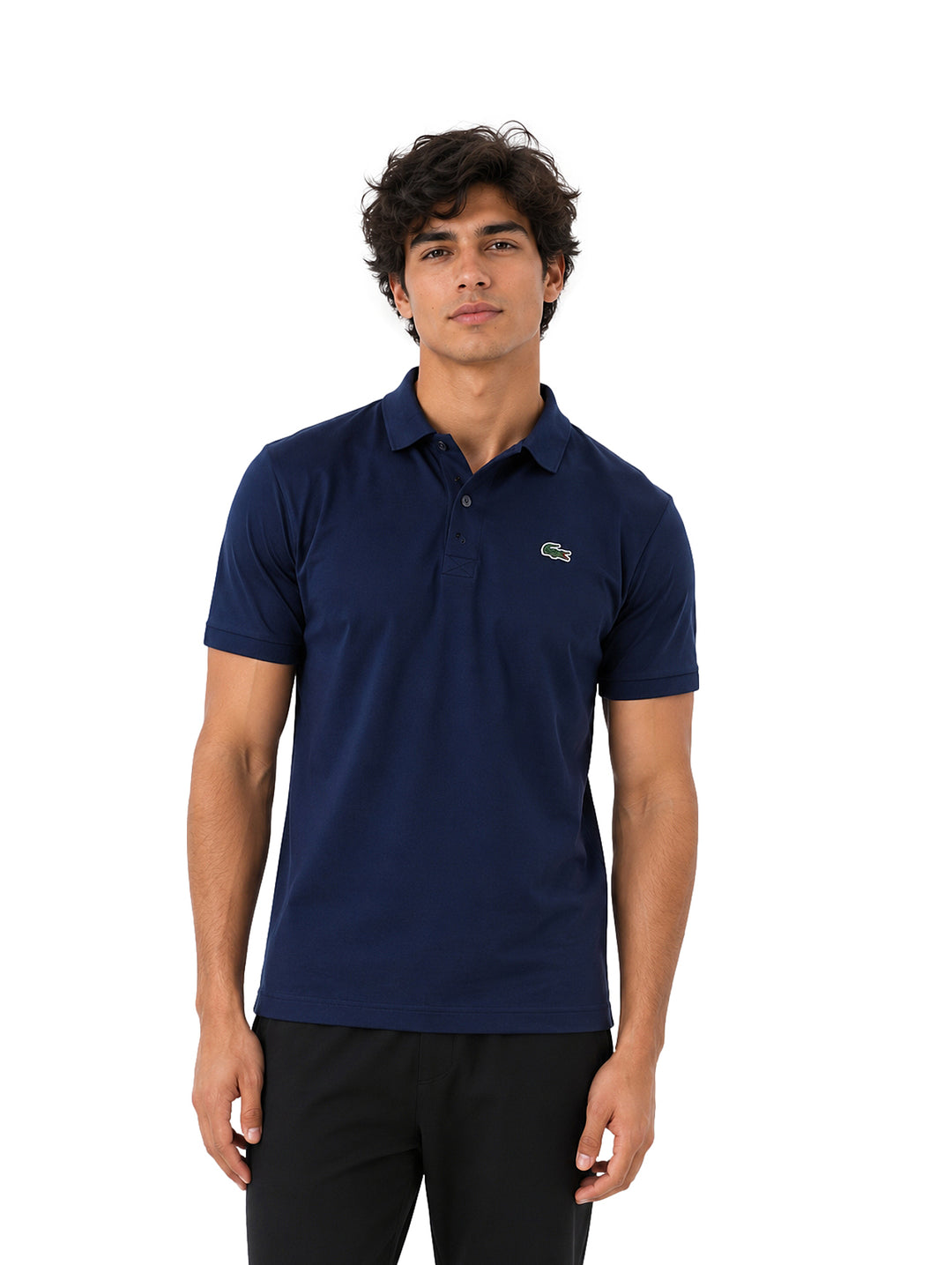 Hombre vistiendo playera polo Lacoste color azul marino de manga corta.