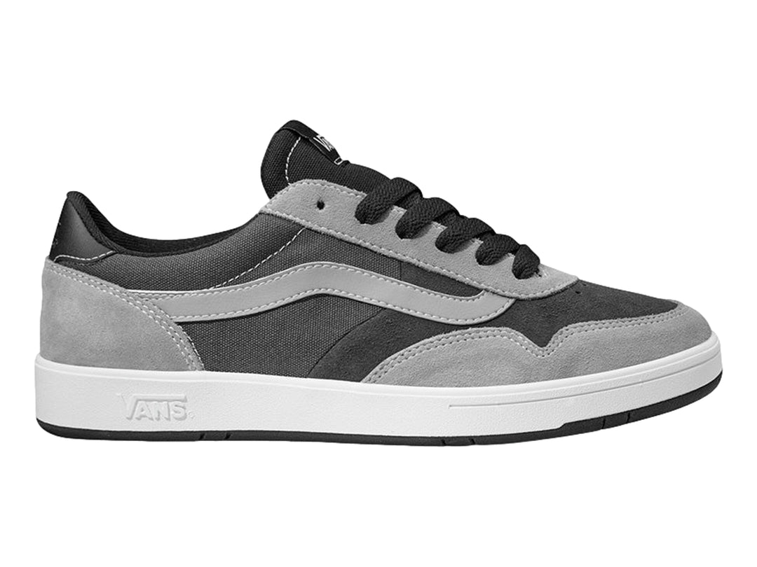 Tenis VANS modelo Cruze en colores gris y negro con suela blanca y detalles en gamuza.
