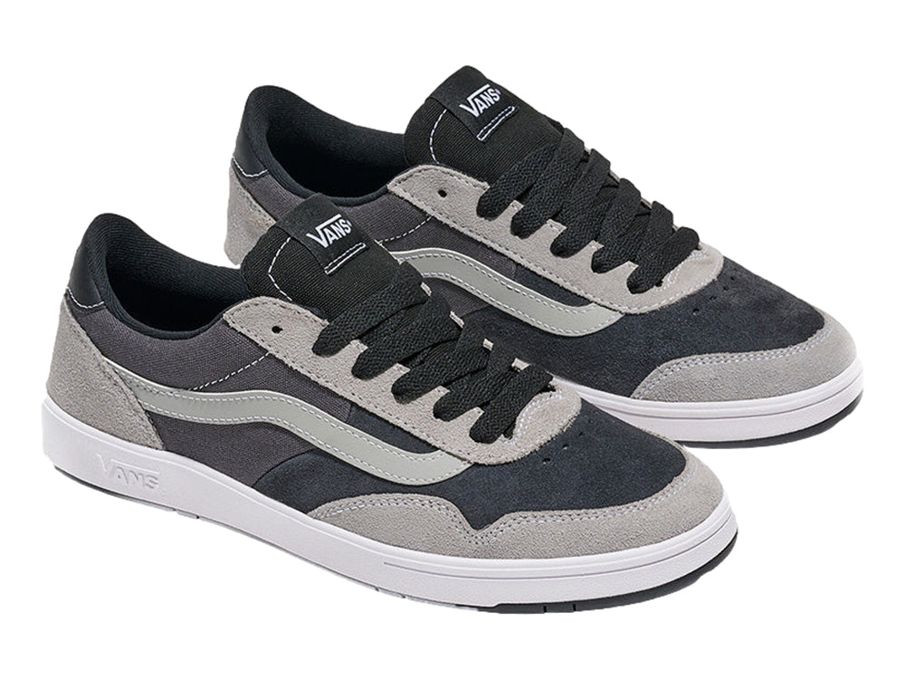 Tenis VANS modelo Cruze en colores gris y negro con suela blanca y detalles en gamuza.