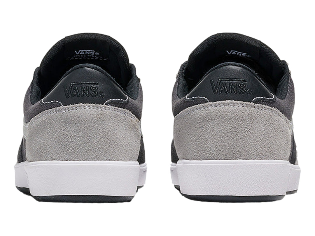 Tenis VANS modelo Cruze en colores gris y negro con suela blanca y detalles en gamuza.