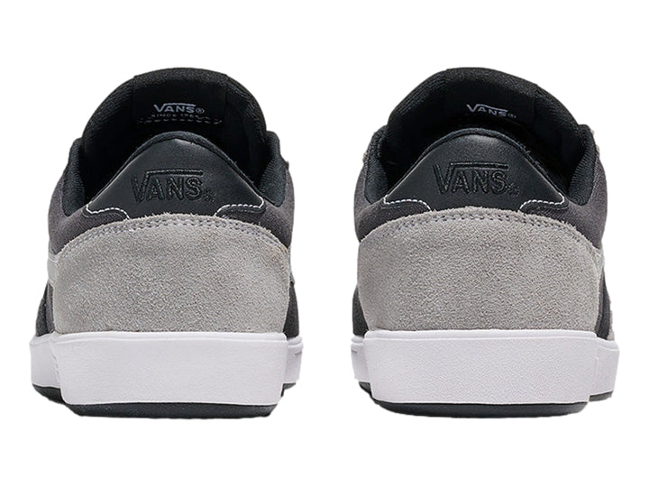 Tenis VANS modelo Cruze en colores gris y negro con suela blanca y detalles en gamuza.