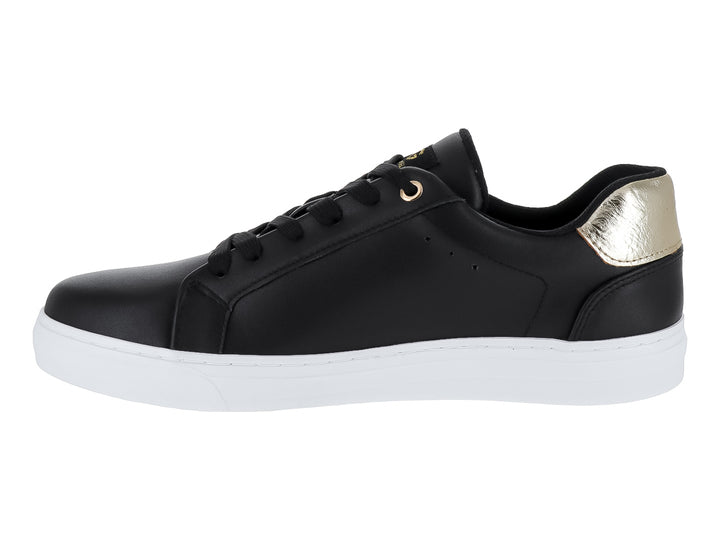 Tenis negros de cuero con detalle dorado en el talón y suela blanca.
