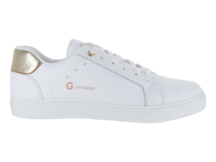 Tenis blancos de cuero con detalles en color dorado en el talón y logotipo lateral, estilo casual.