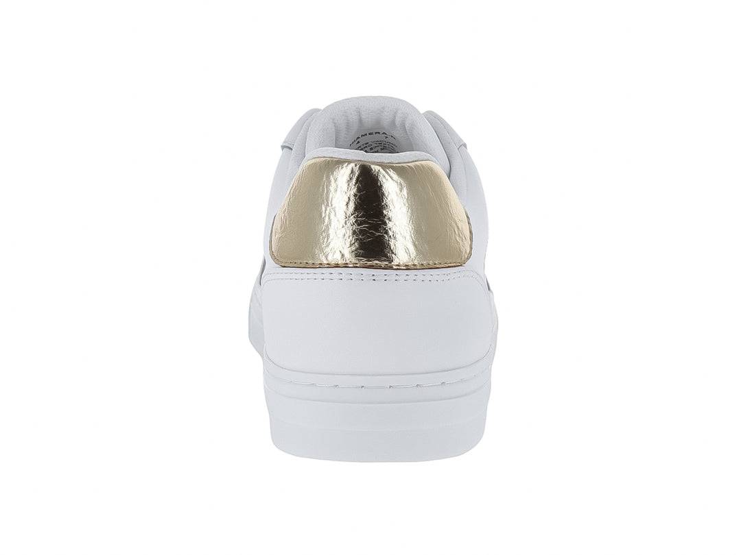 Tenis blancos de cuero con detalles en color dorado en el talón y logotipo lateral, estilo casual.