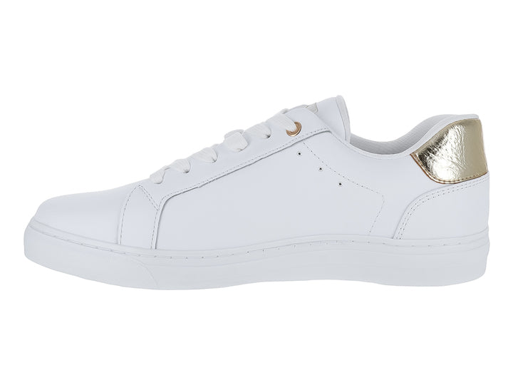 Tenis blancos de cuero con detalles en color dorado en el talón y logotipo lateral, estilo casual.