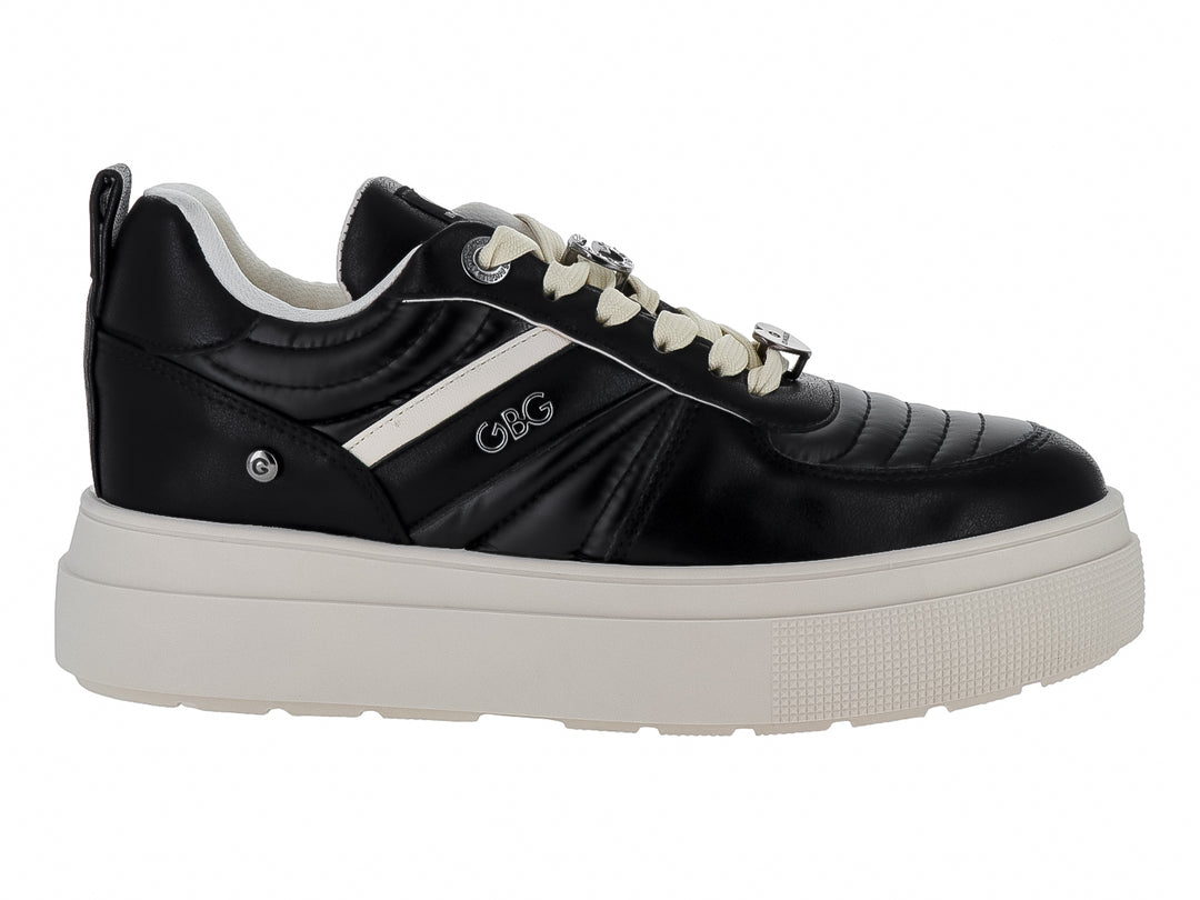 Tenis deportivos GBG en color negro con suela de plataforma blanca y detalles laterales blancos.