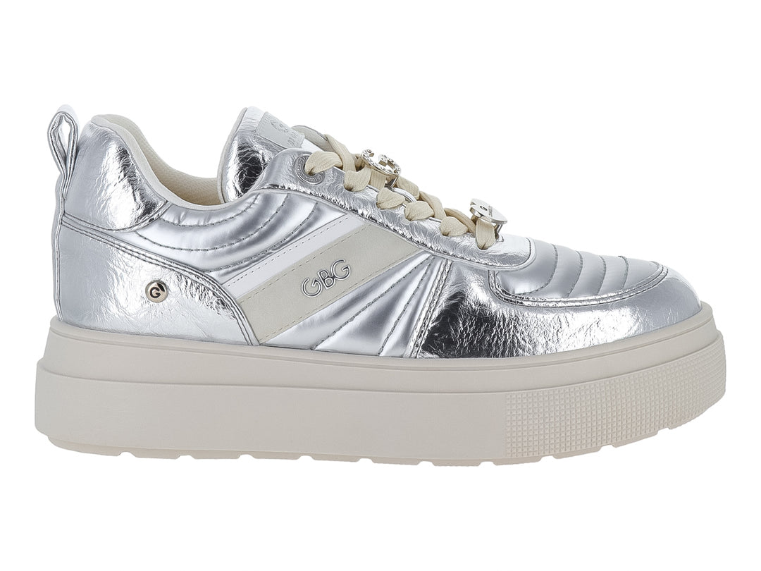 Tenis GBG color plata metálico con suela de plataforma blanca para mujer.