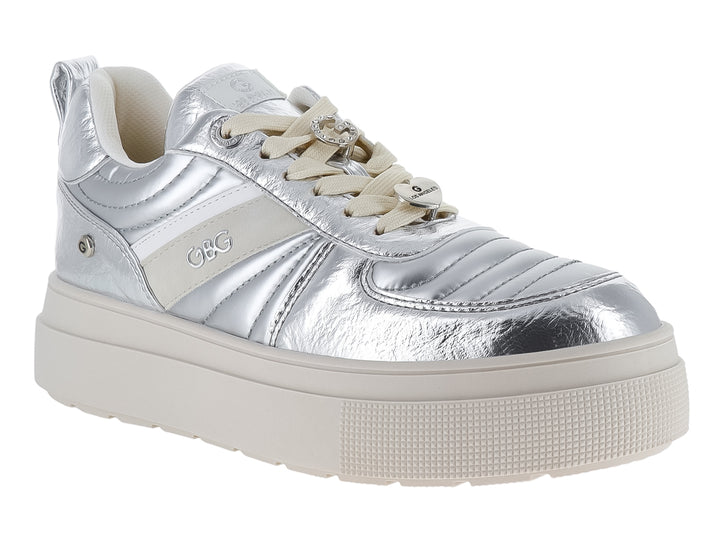 Tenis GBG color plata metálico con suela de plataforma blanca para mujer.