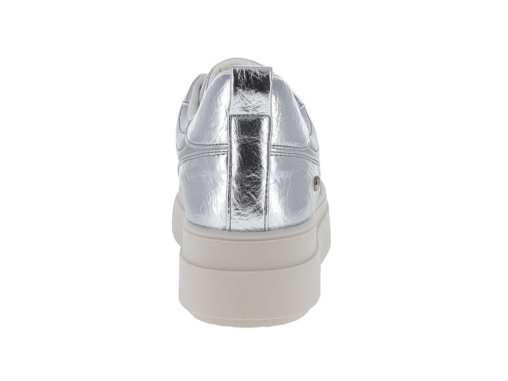 Tenis GBG color plata metálico con suela de plataforma blanca para mujer.