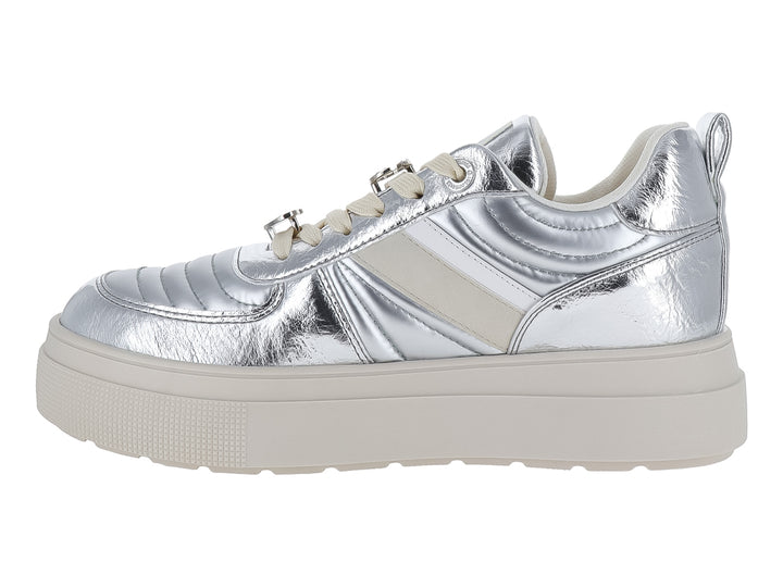Tenis GBG color plata metálico con suela de plataforma blanca para mujer.