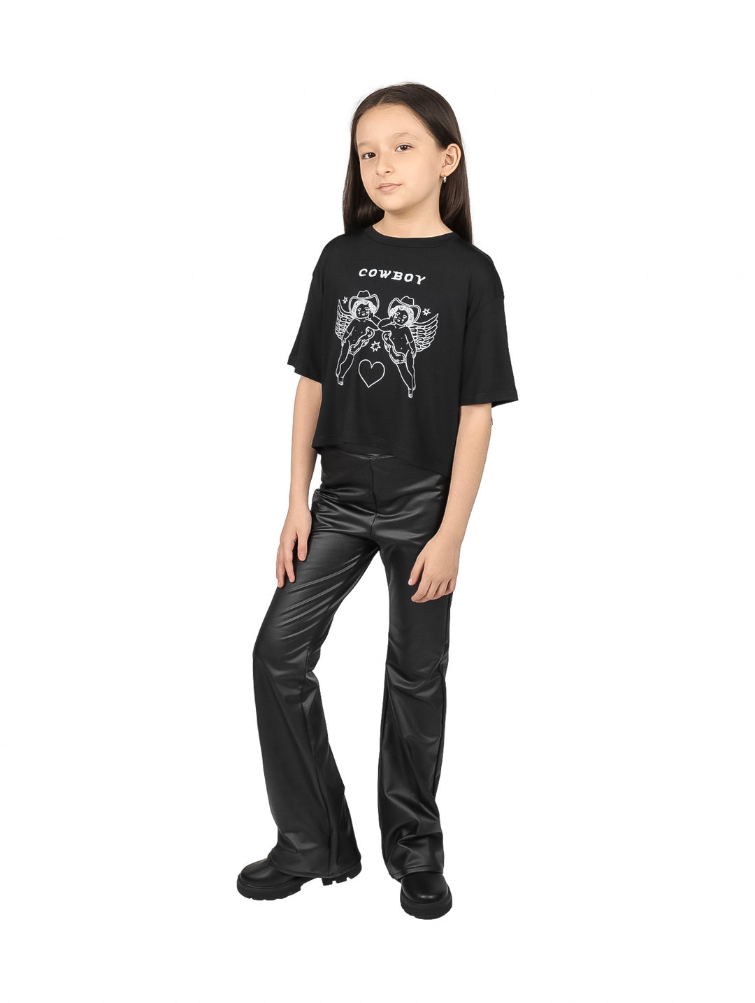 Niña vistiendo una blusa negra de manga corta con estampado blanco de ángeles vaqueros y la palabra COWBOY.