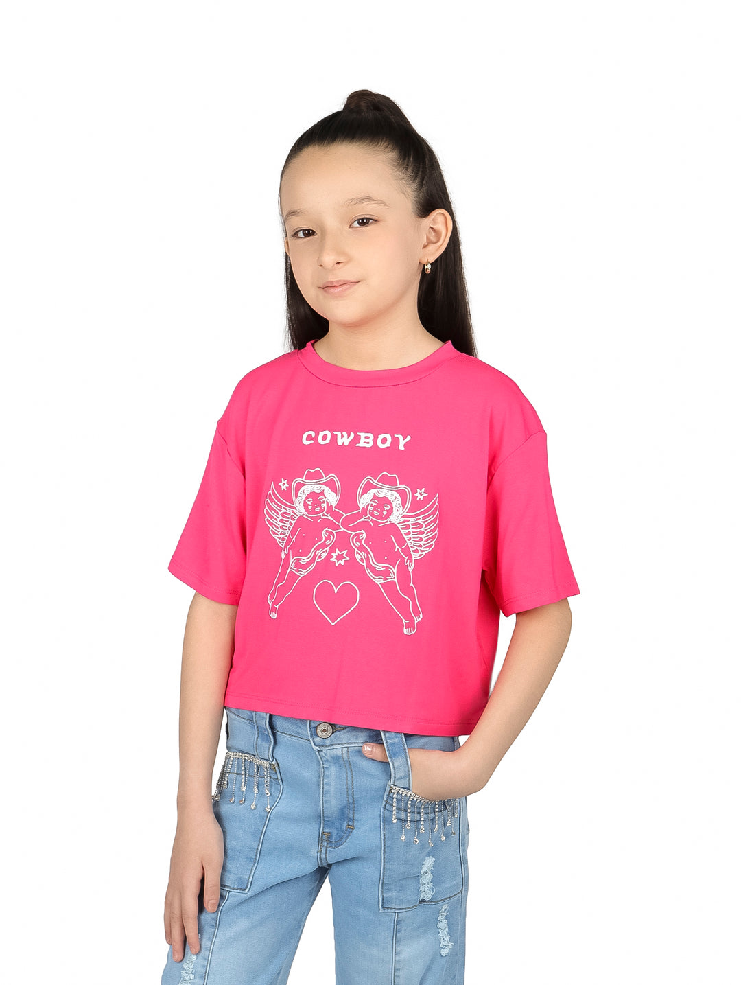 Niña vistiendo blusa rosa de manga corta con estampado de ángeles cowboy y texto COWBOY.