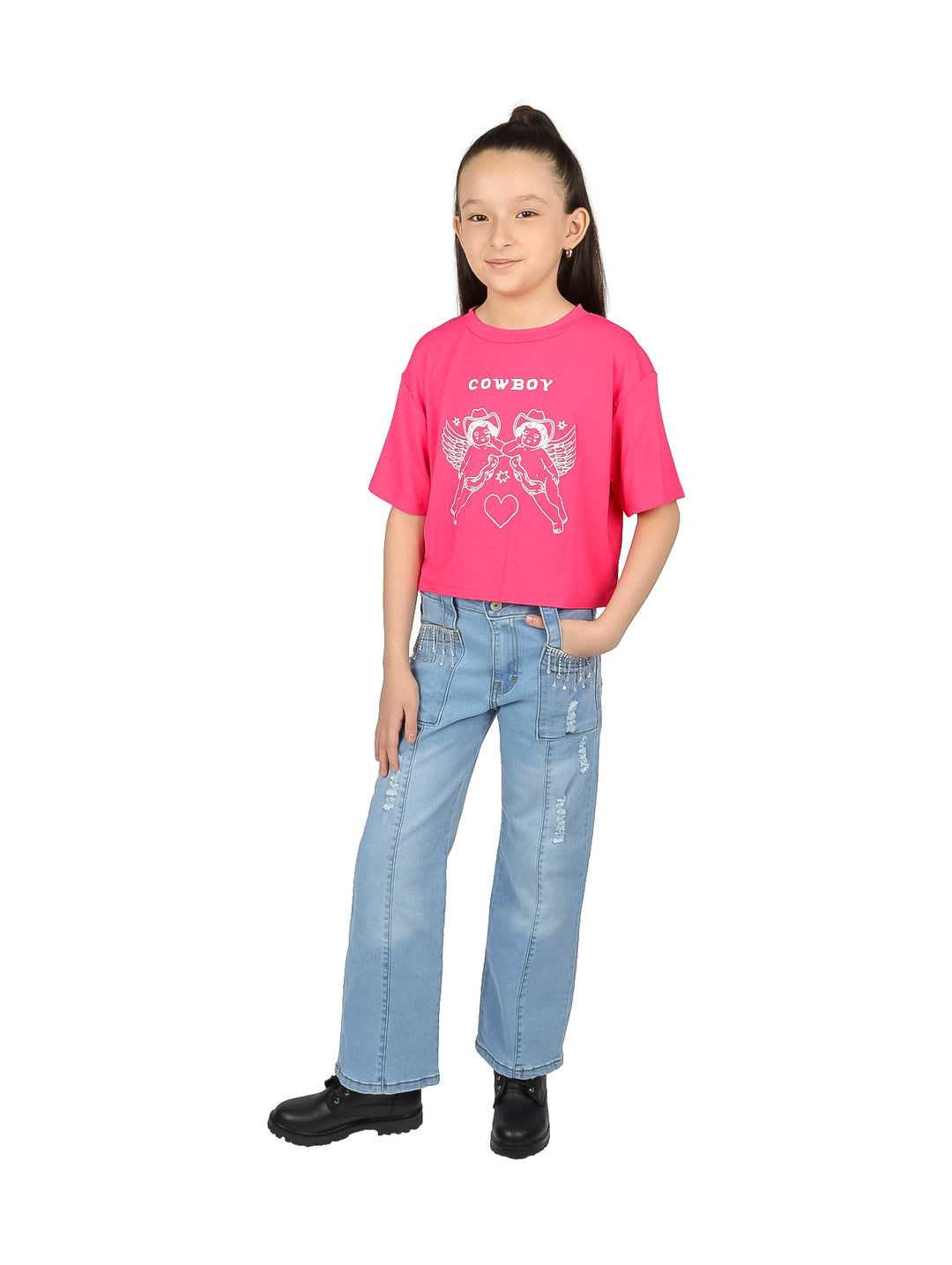 Niña vistiendo blusa rosa de manga corta con estampado de ángeles cowboy y texto COWBOY.