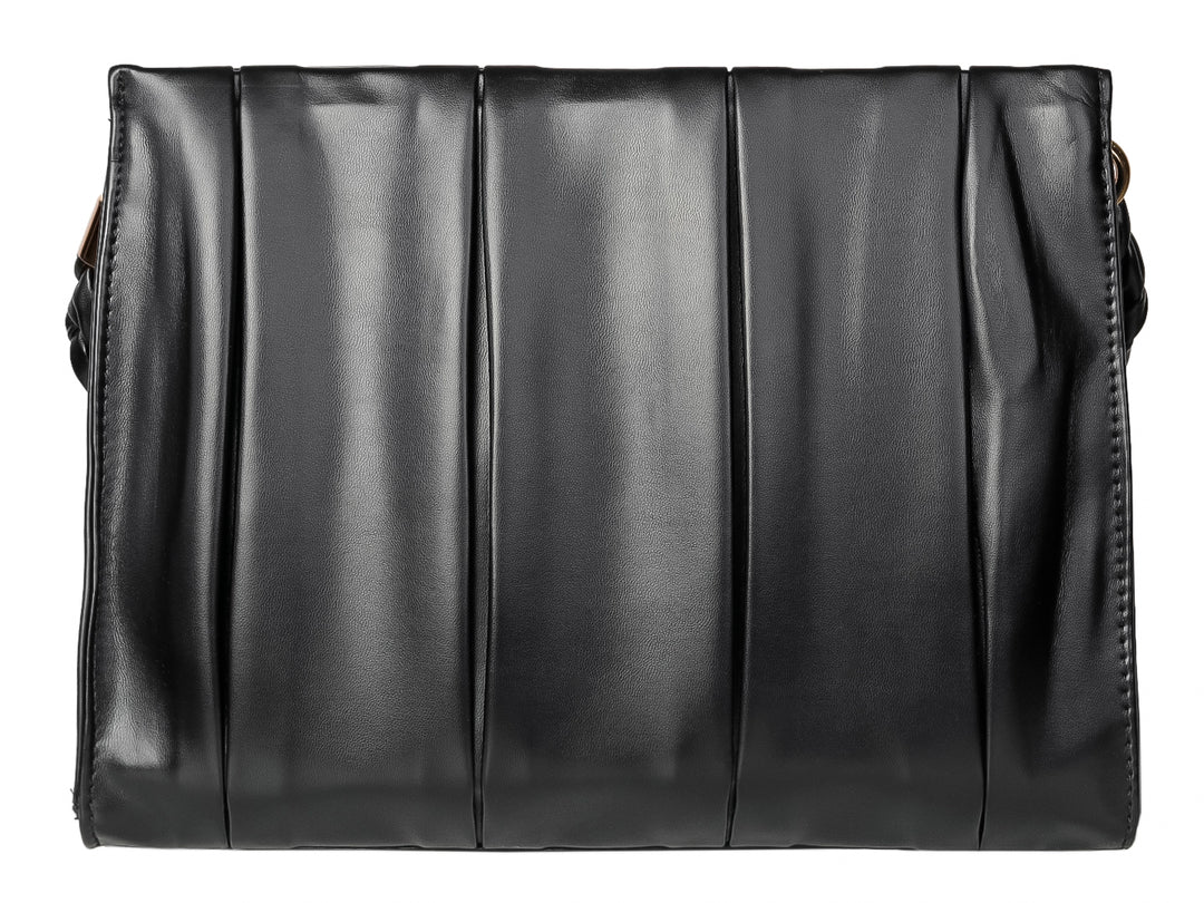 Bolso de hombro color negro con diseño plisado vertical y acabado brillante.