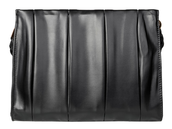 Bolso de hombro color negro con diseño plisado vertical y acabado brillante.