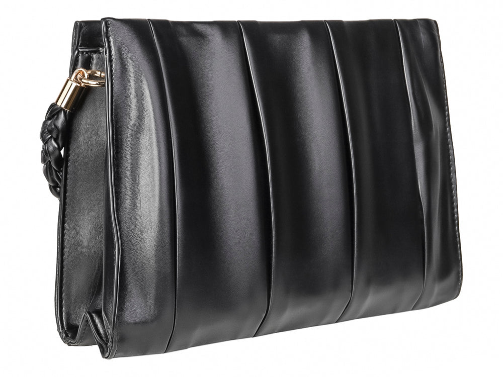 Bolso de hombro color negro con diseño plisado vertical y acabado brillante.